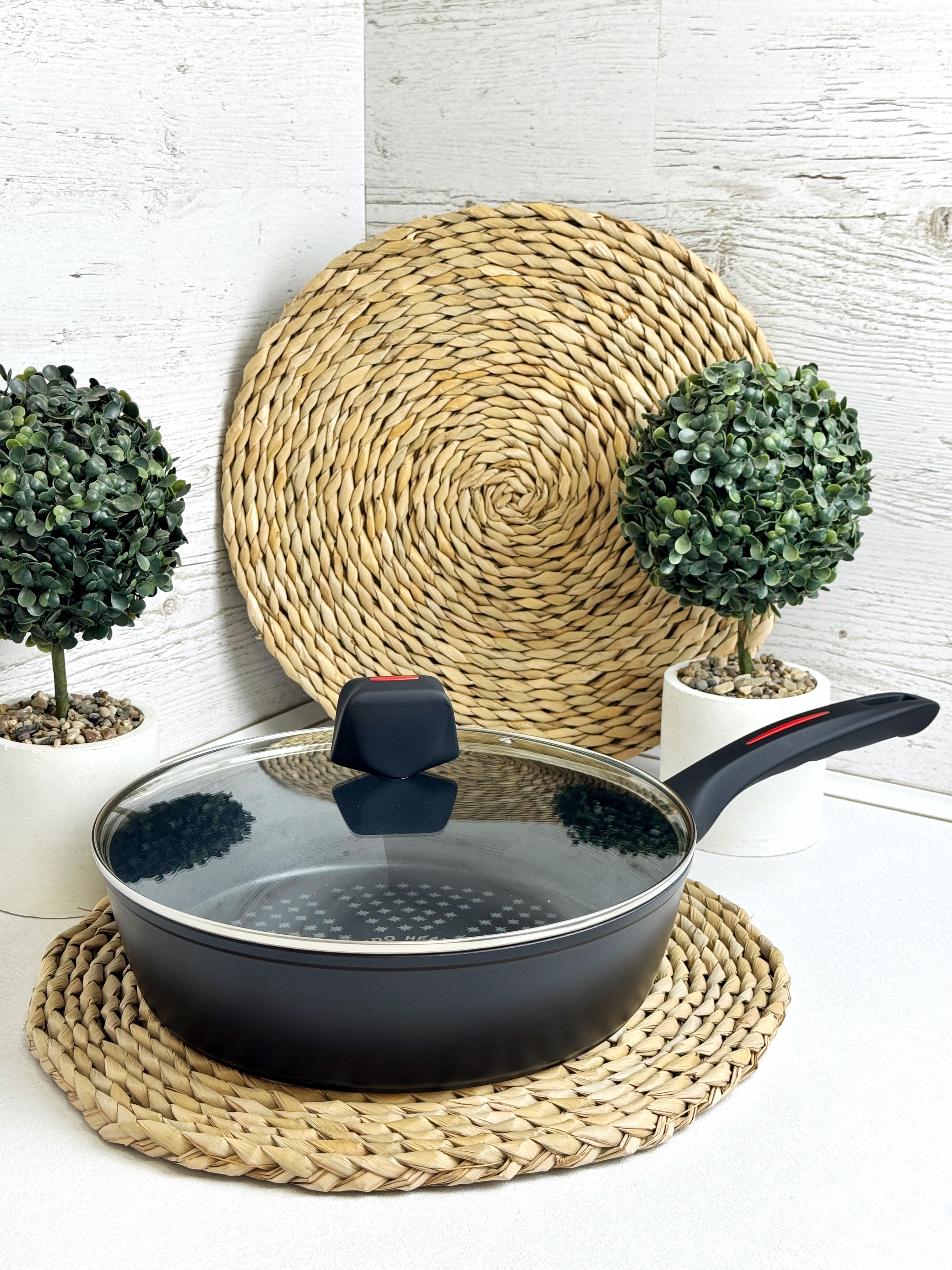 Замовити Сковорода глубокая 28 см с крышкой Intrendo Black Space IN1028BS в інтернет магазині luminarc.in.ua за вигідною ціною дешево, оптом і роздріб.